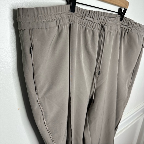 ATHLETA Endeavor Jogger Pant in Buff Grey Womens Size 26 - Picture 2 of 9